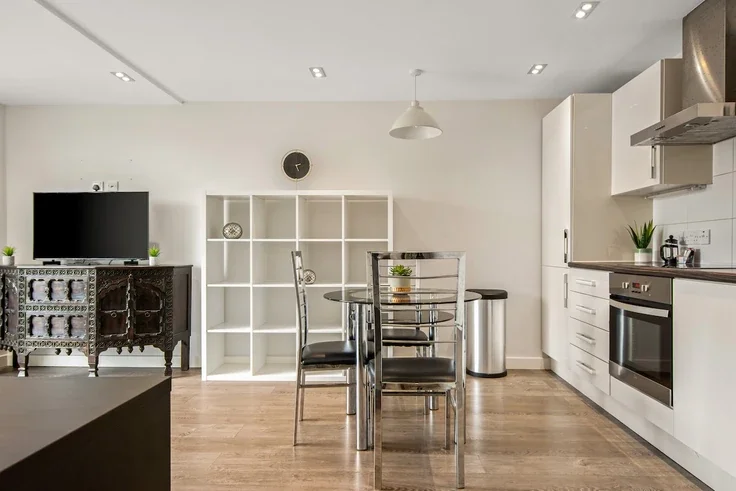 Flat Mintern Street in Greater London