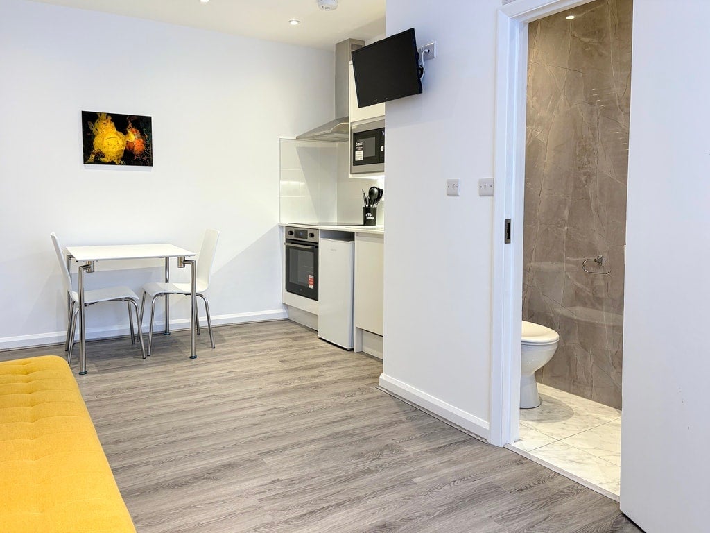 Flat Chichele Road in Greater London