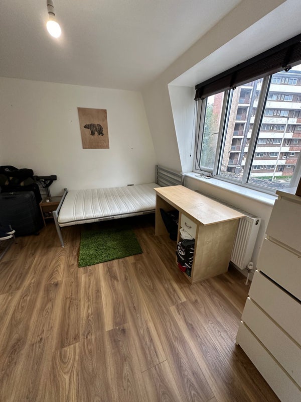 Room Bush Road in Greater London