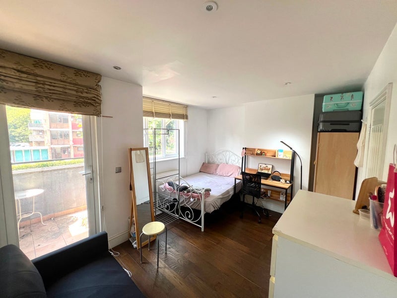 Room Bush Road in Greater London
