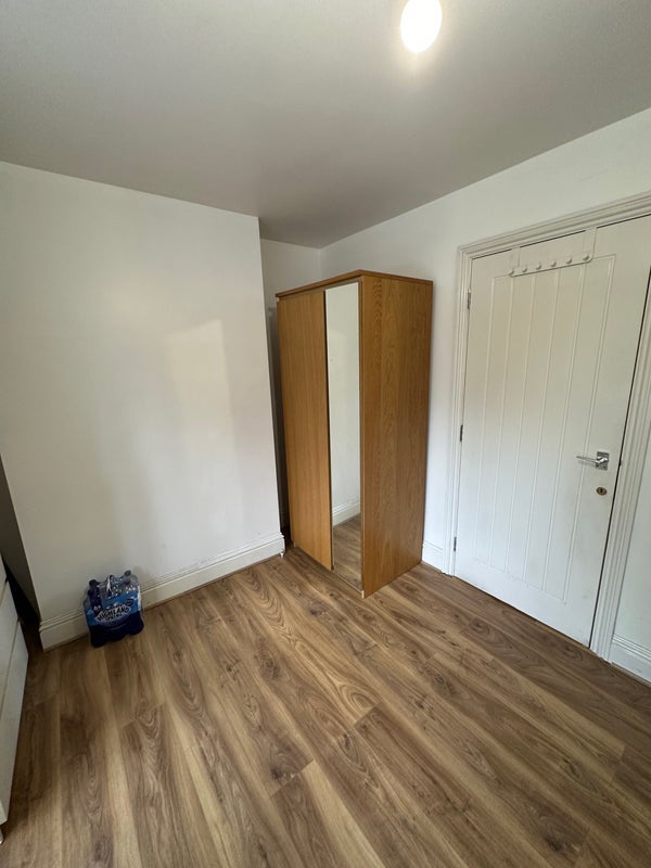 Room Bush Road in Greater London