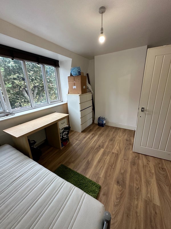 Room Bush Road in Greater London