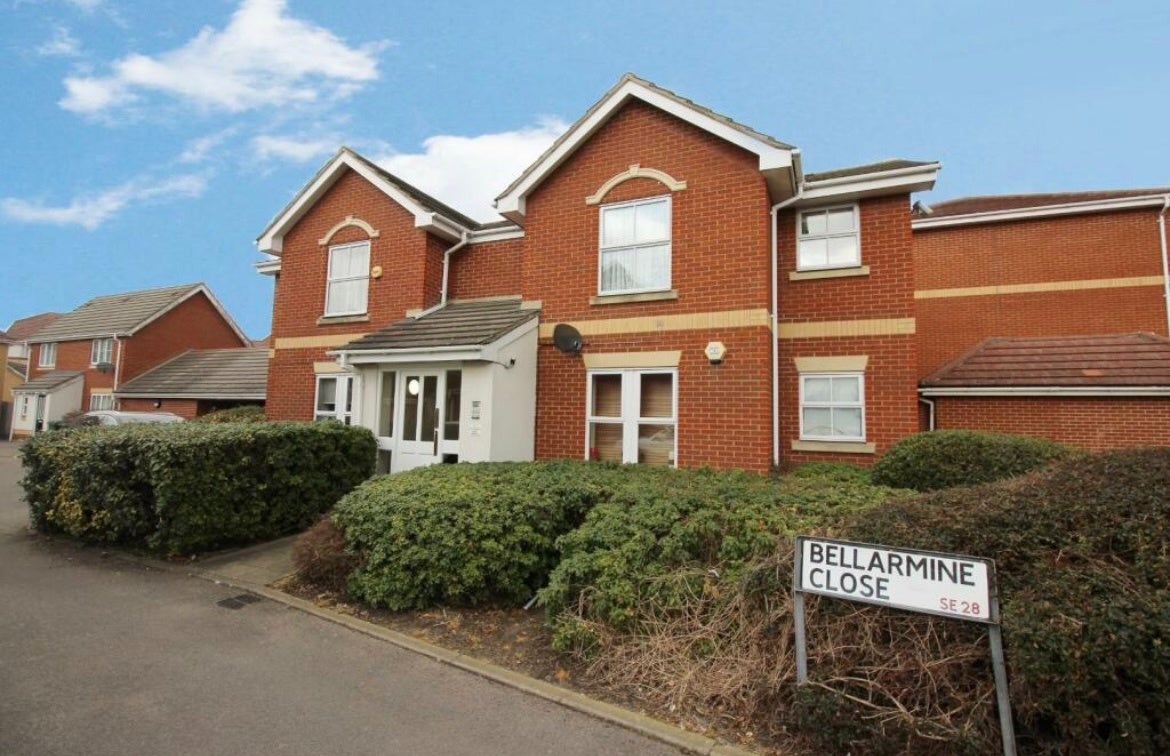 Flat Bellarmine Close in Greater London