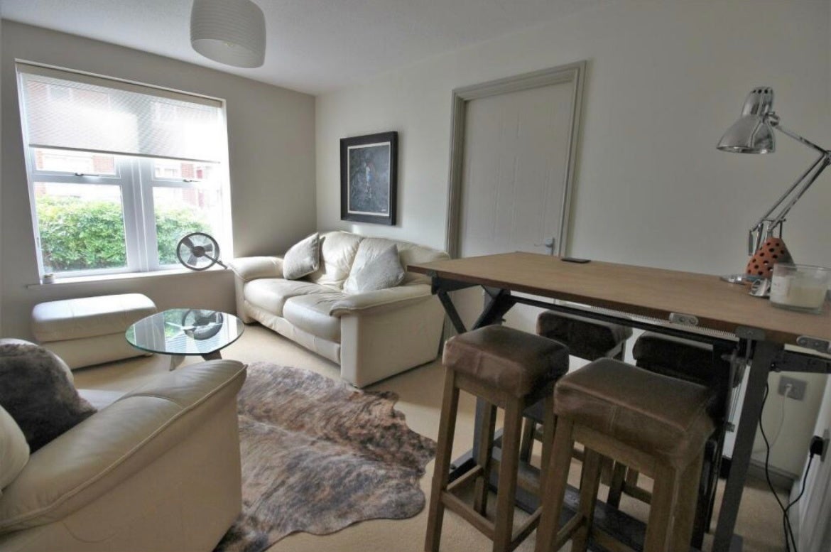 Flat Bellarmine Close in Greater London