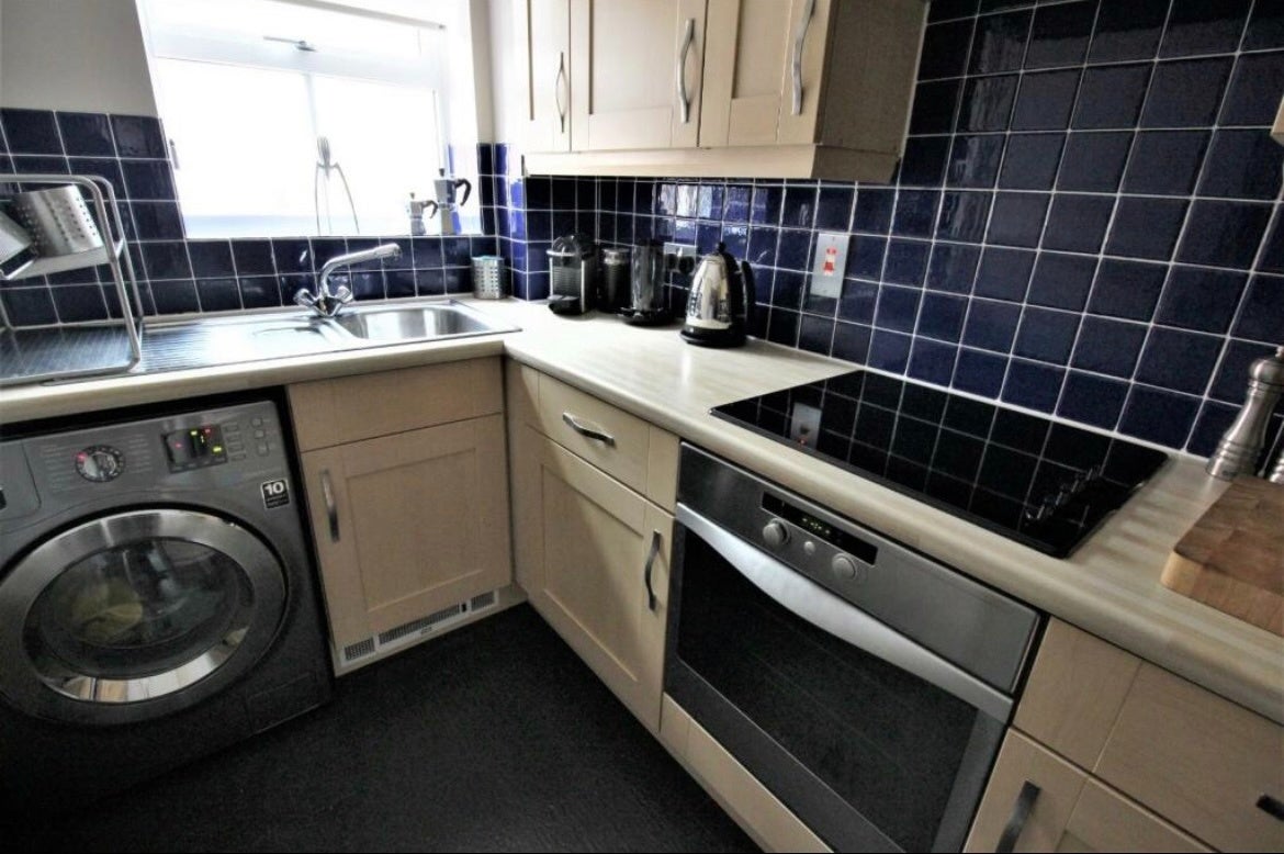 Flat Bellarmine Close in Greater London
