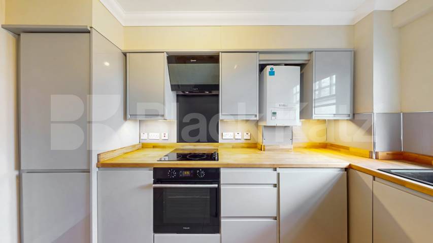 Flat Iverson Road in Greater London