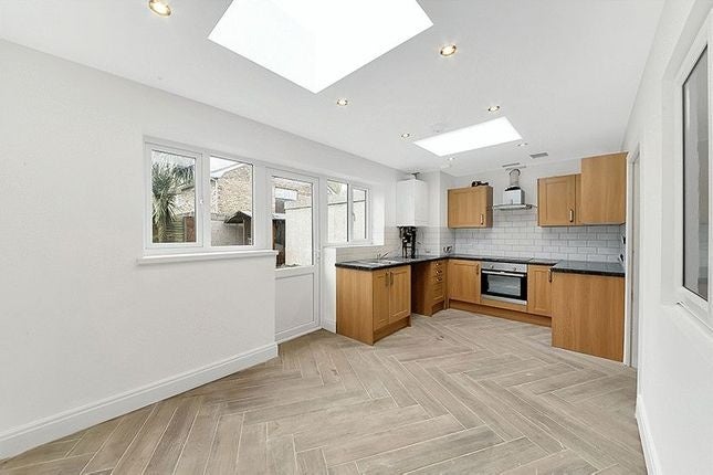 Room Hoylake Gardens in Greater London