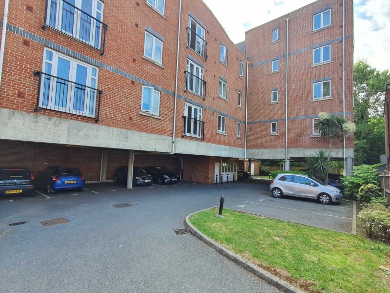 Flat Grenfell Road in Maidenhead