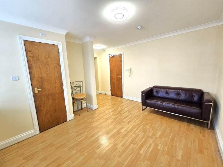 Flat Dennis Avenue in Greater London