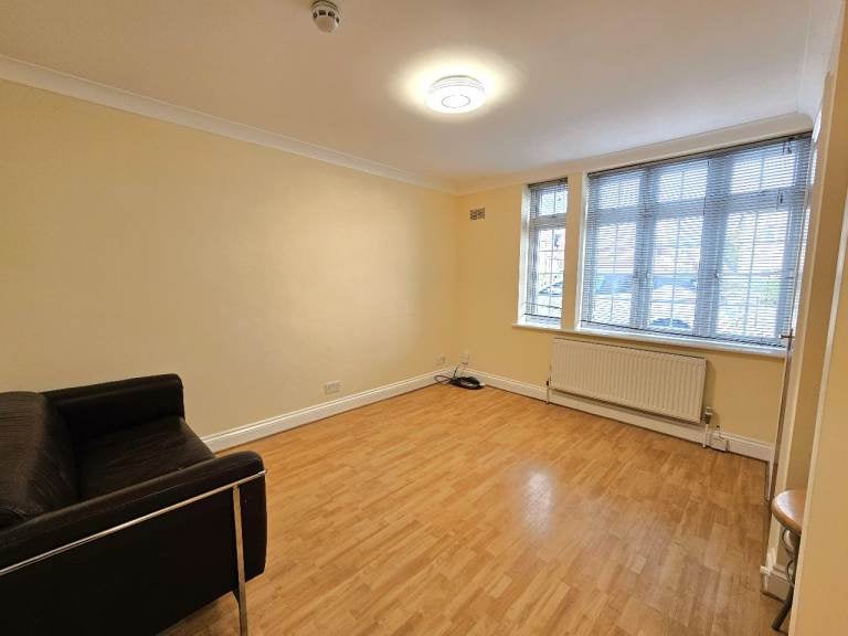 Flat Dennis Avenue in Greater London