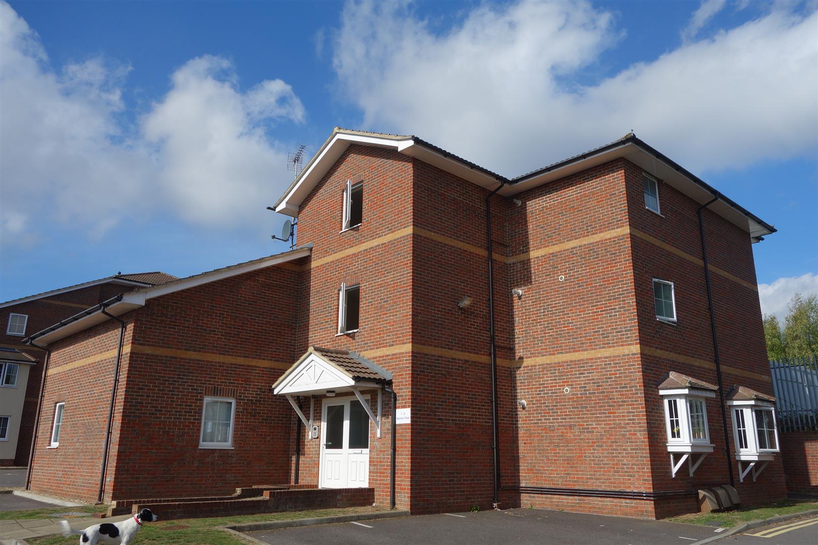 Flat Spencer Close in Rushmoor