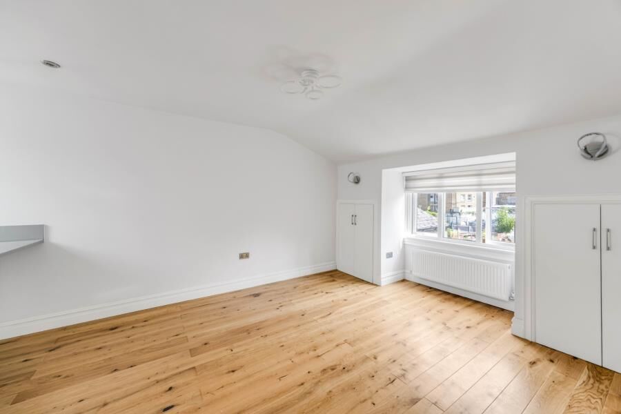 Flat Holmdale Road in Greater London