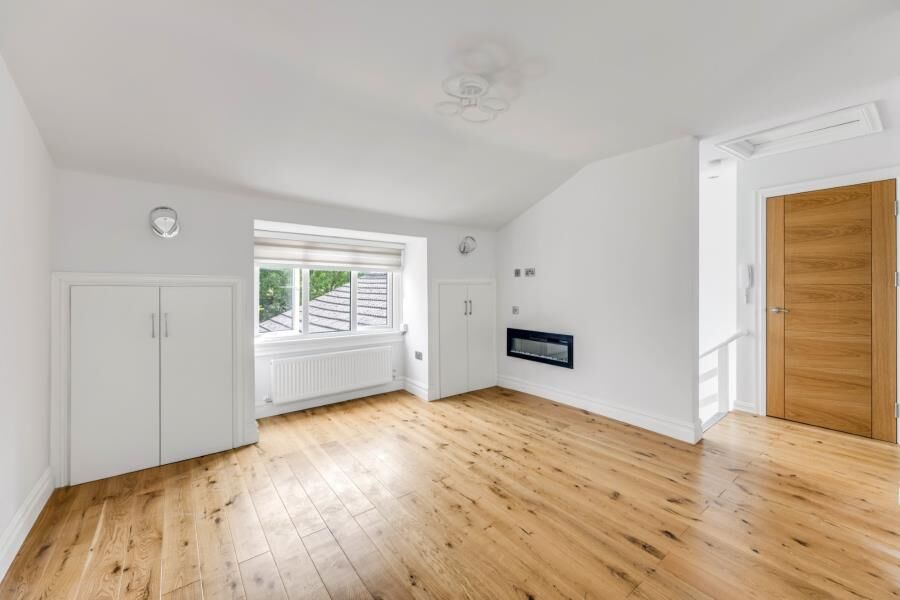 Flat Holmdale Road in Greater London