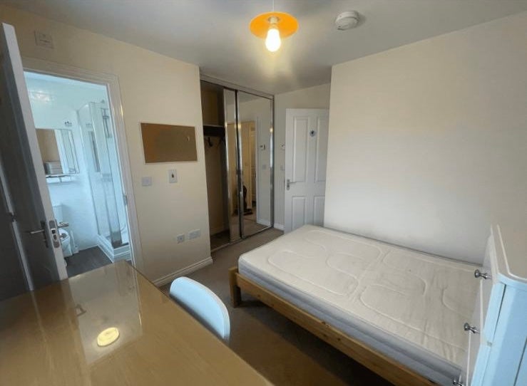 Room Cherry Tree Drive in Coventry