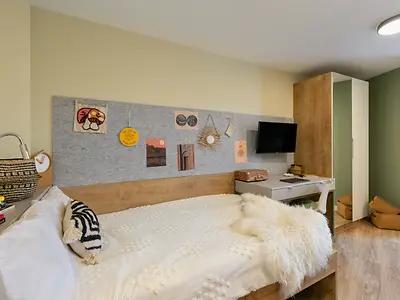 Room Settles Street in Greater London