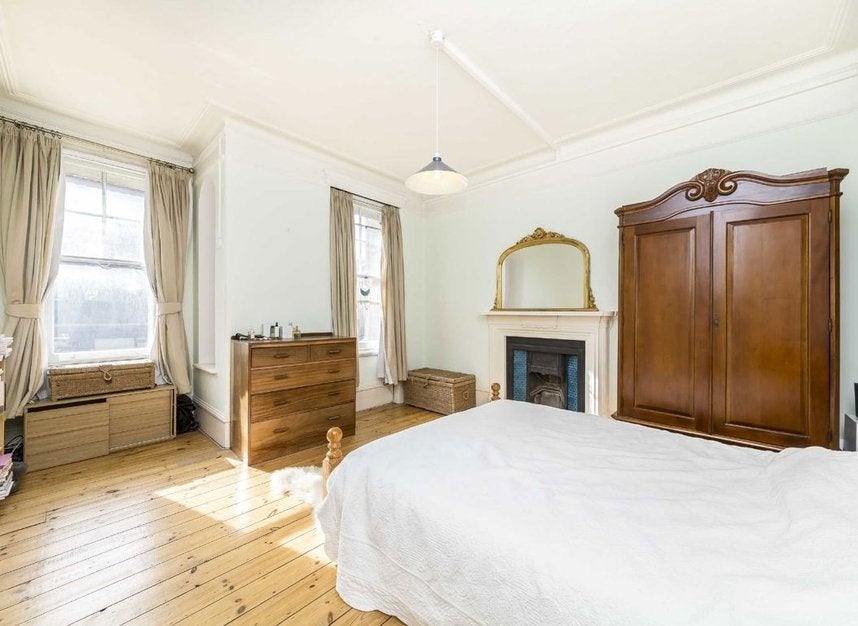 Flat Beaumont Crescent in Greater London