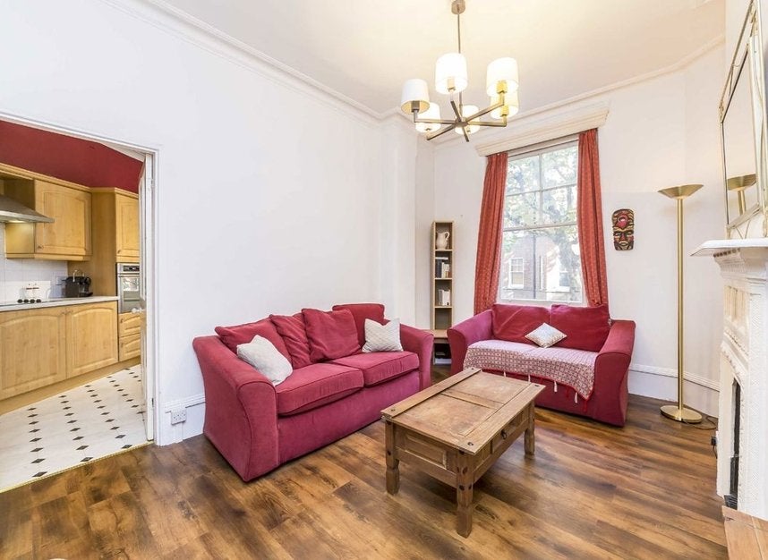 Flat Beaumont Crescent in Greater London