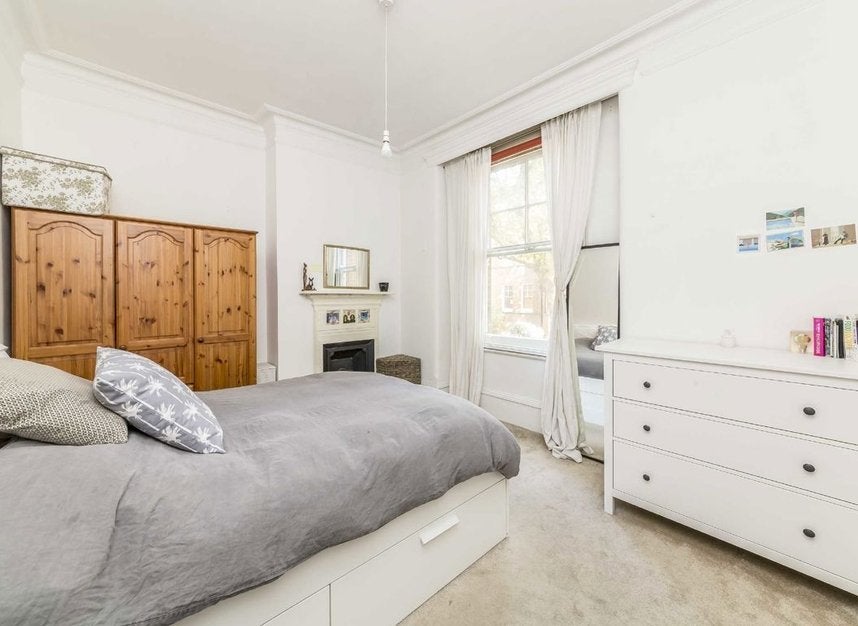Flat Beaumont Crescent in Greater London