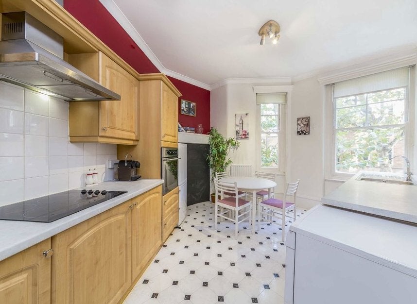 Flat Beaumont Crescent in Greater London