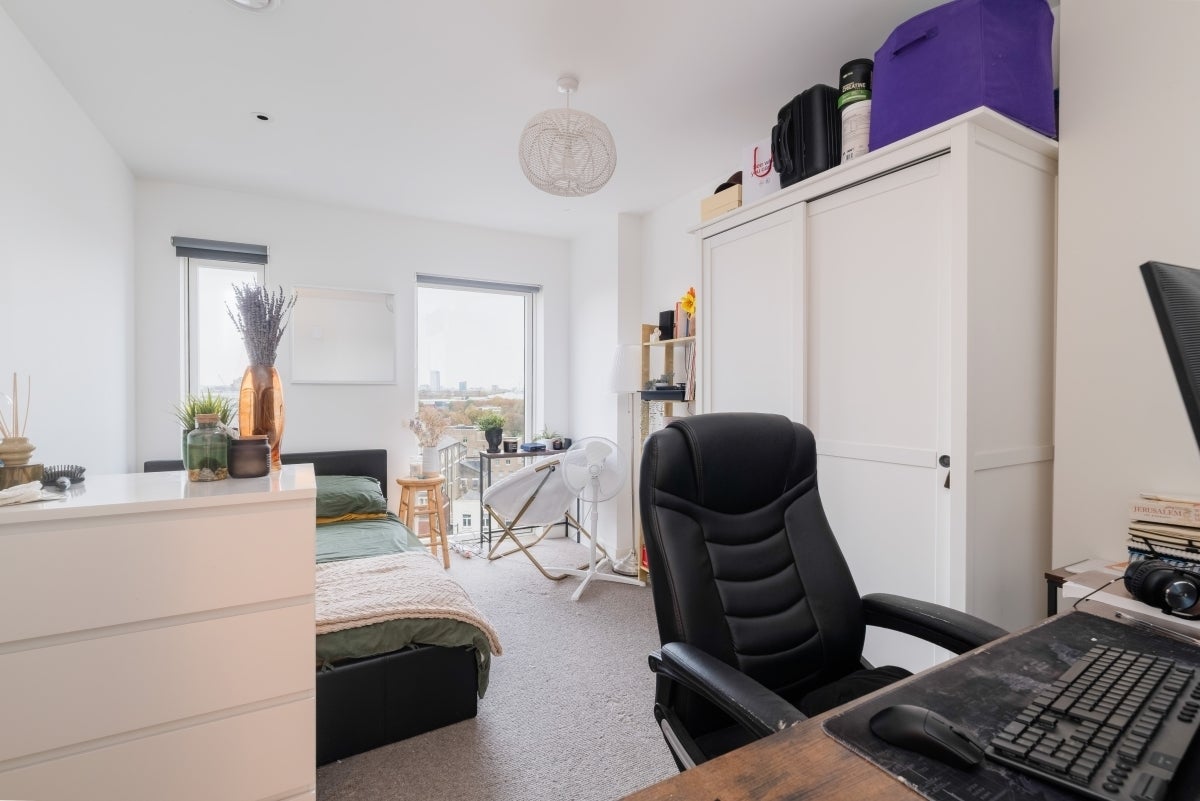 Flat Maud Street in Greater London