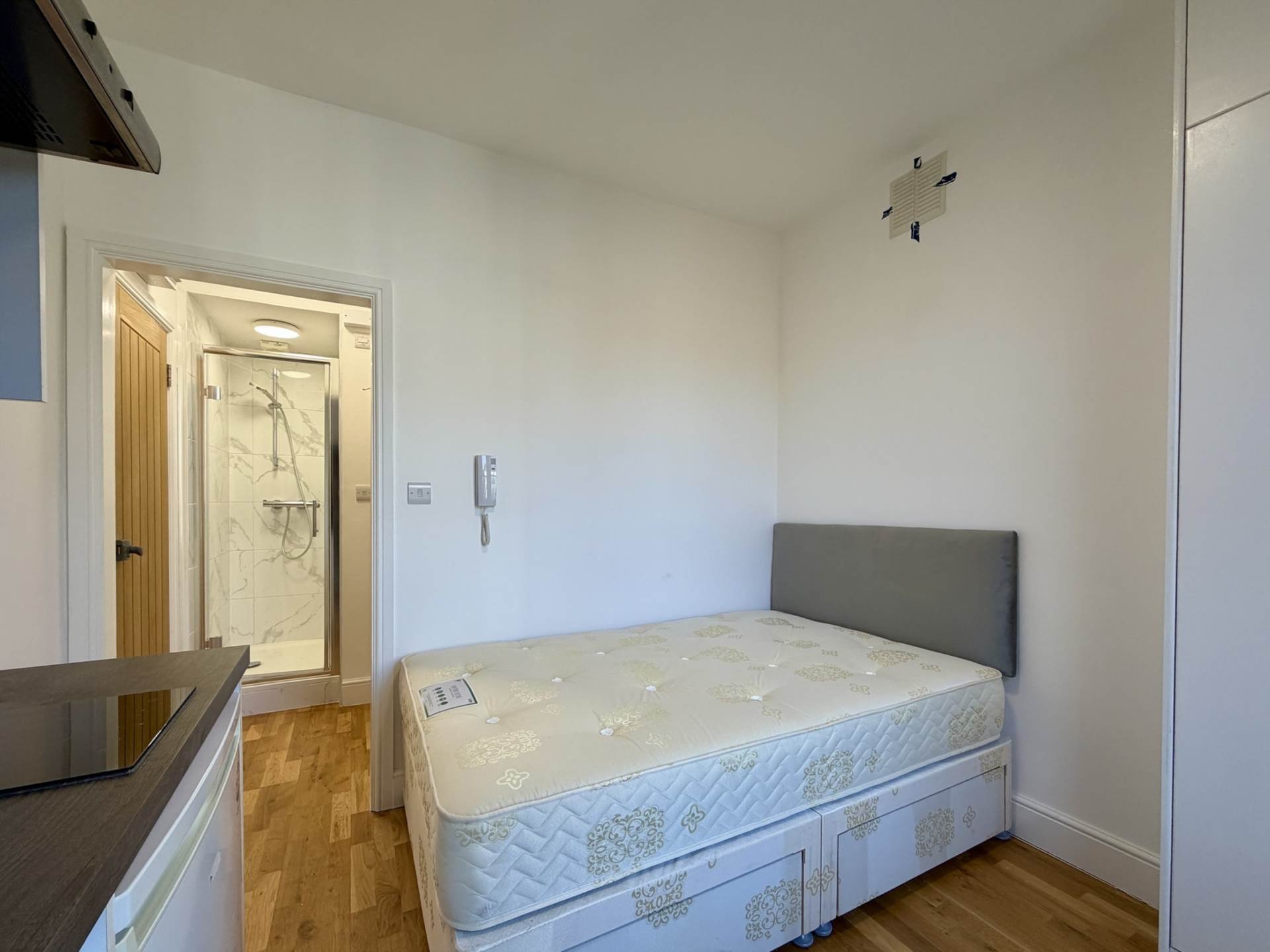 Flat Ifield Road in Greater London