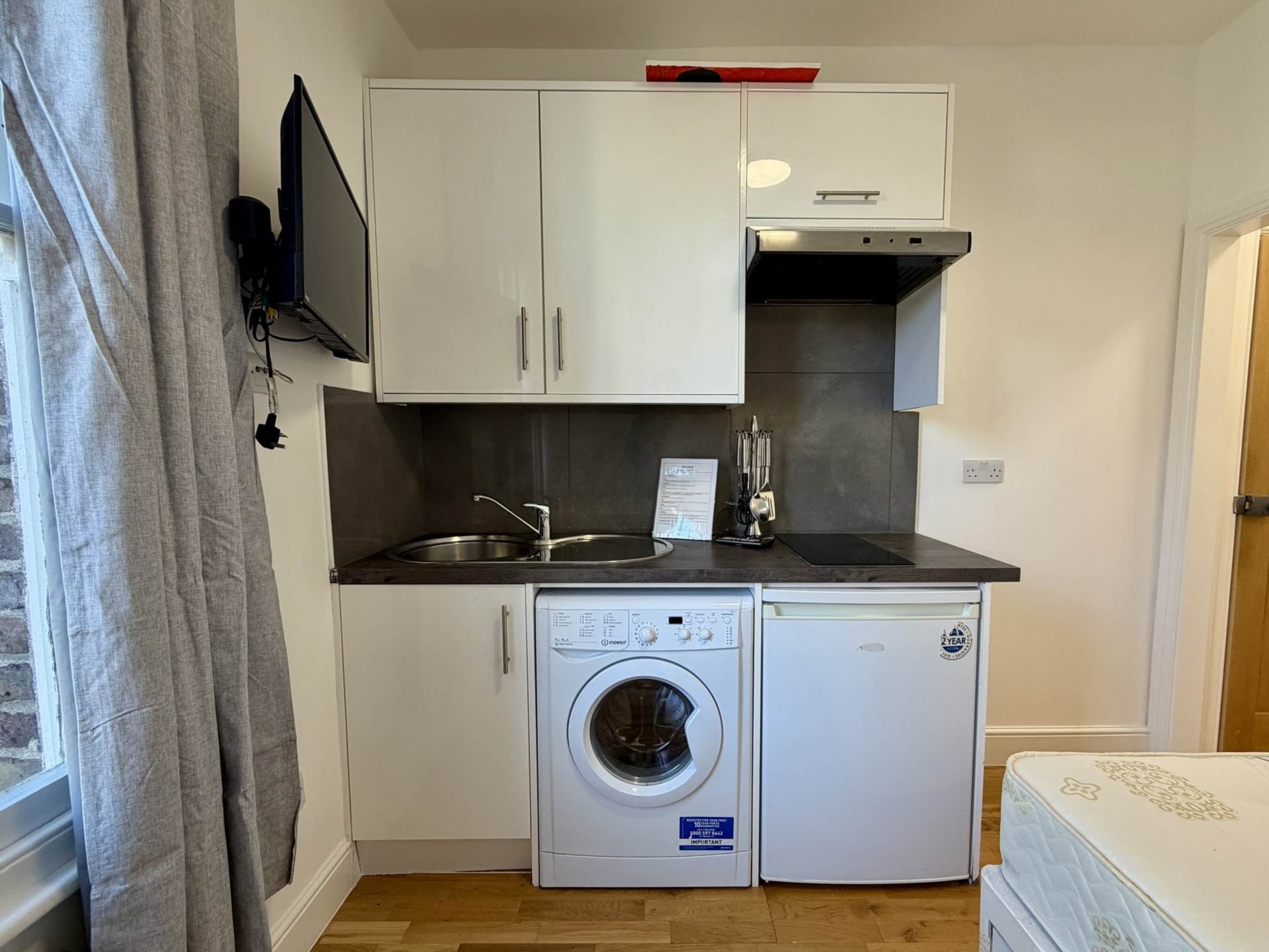 Flat Ifield Road in Greater London