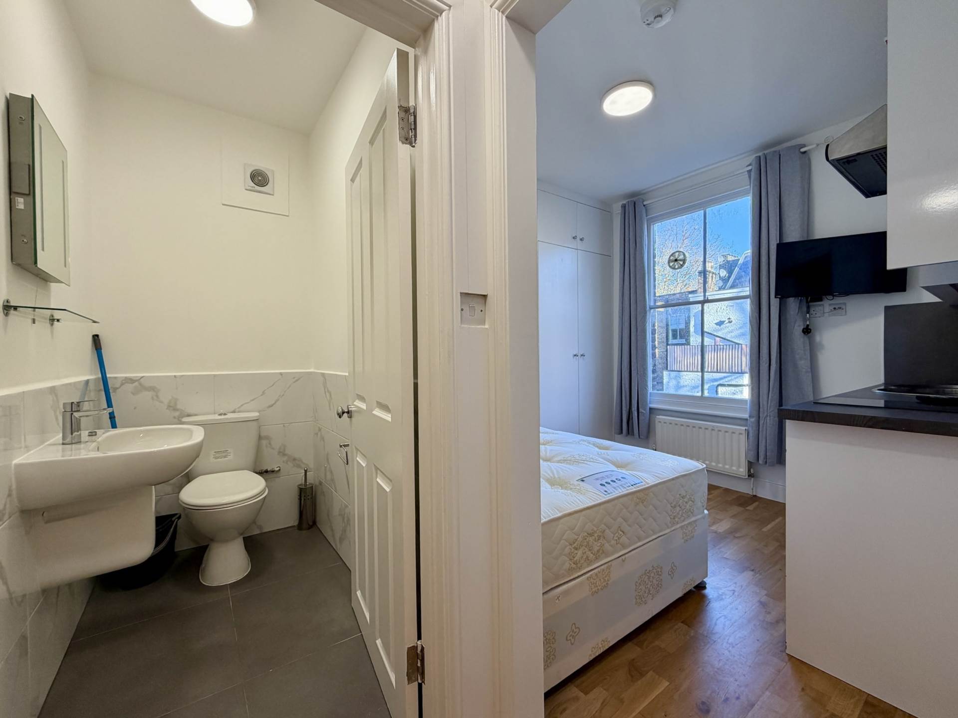 Flat Ifield Road in Greater London