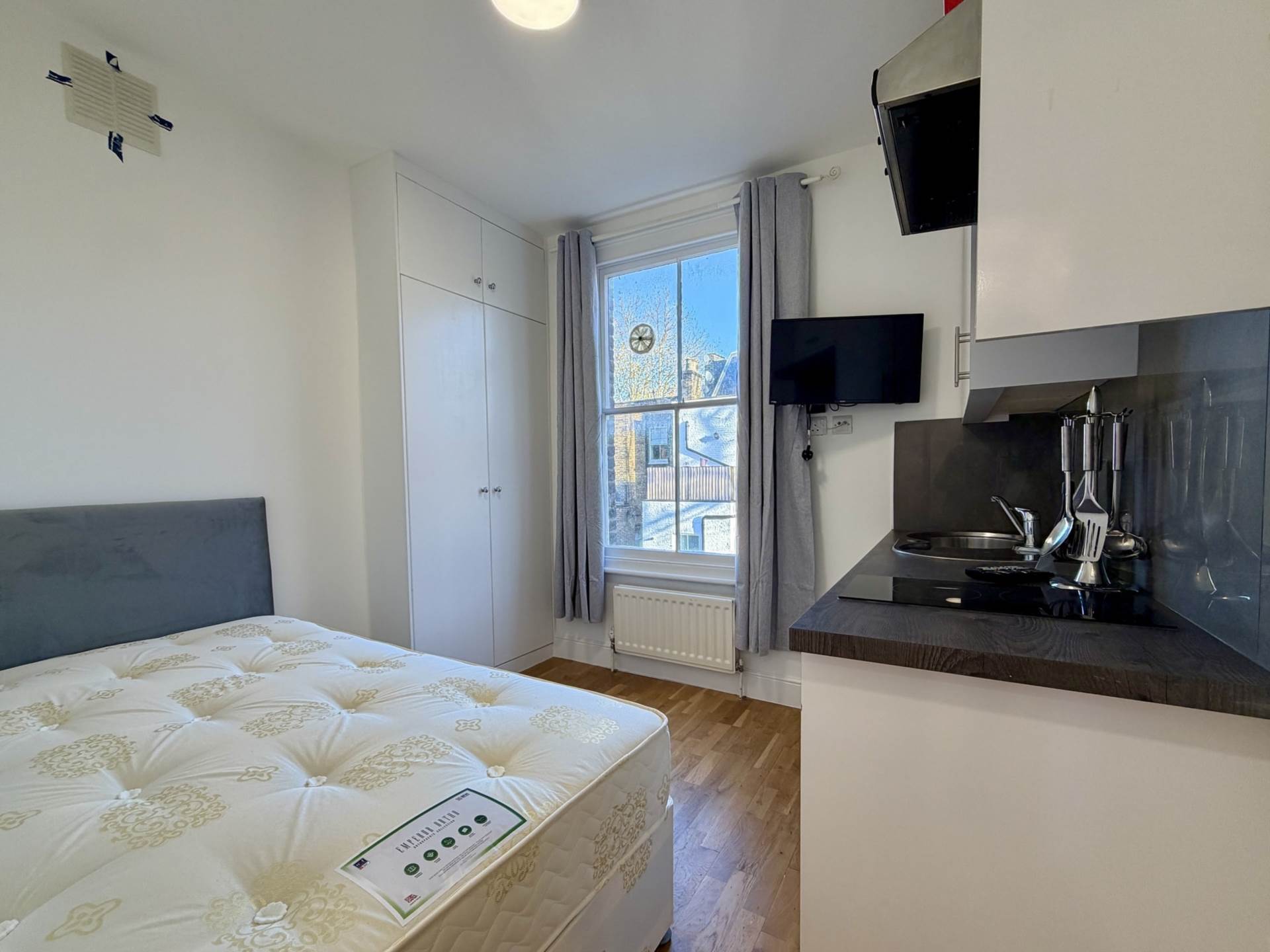 Flat Ifield Road in Greater London