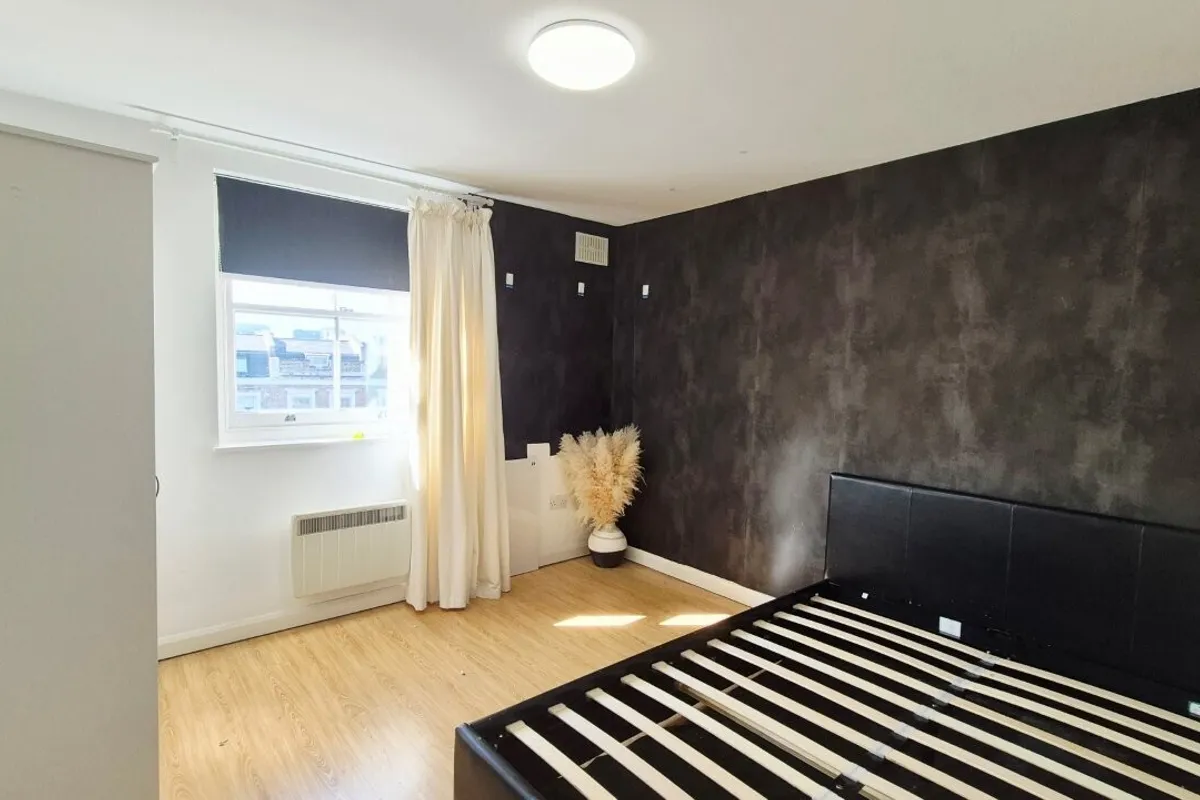 Flat Goldhawk Road in Greater London