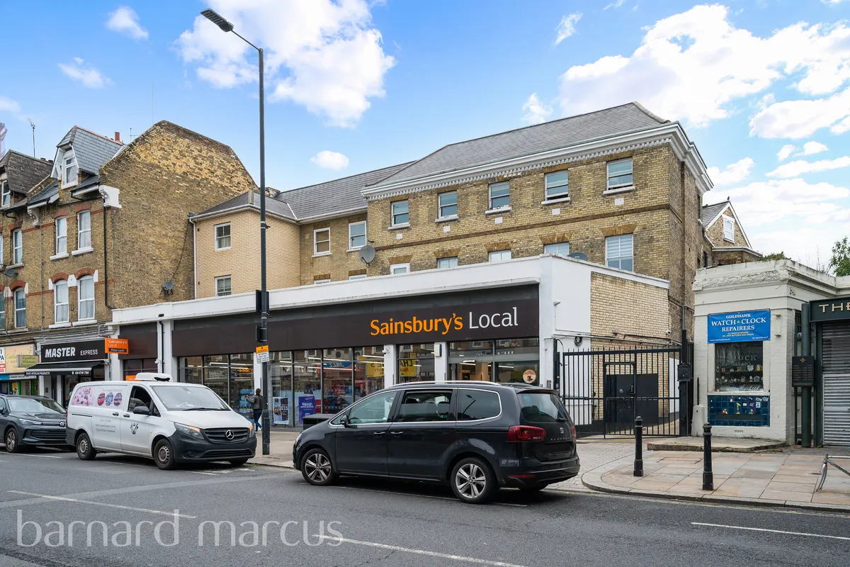 Flat Goldhawk Road in Greater London