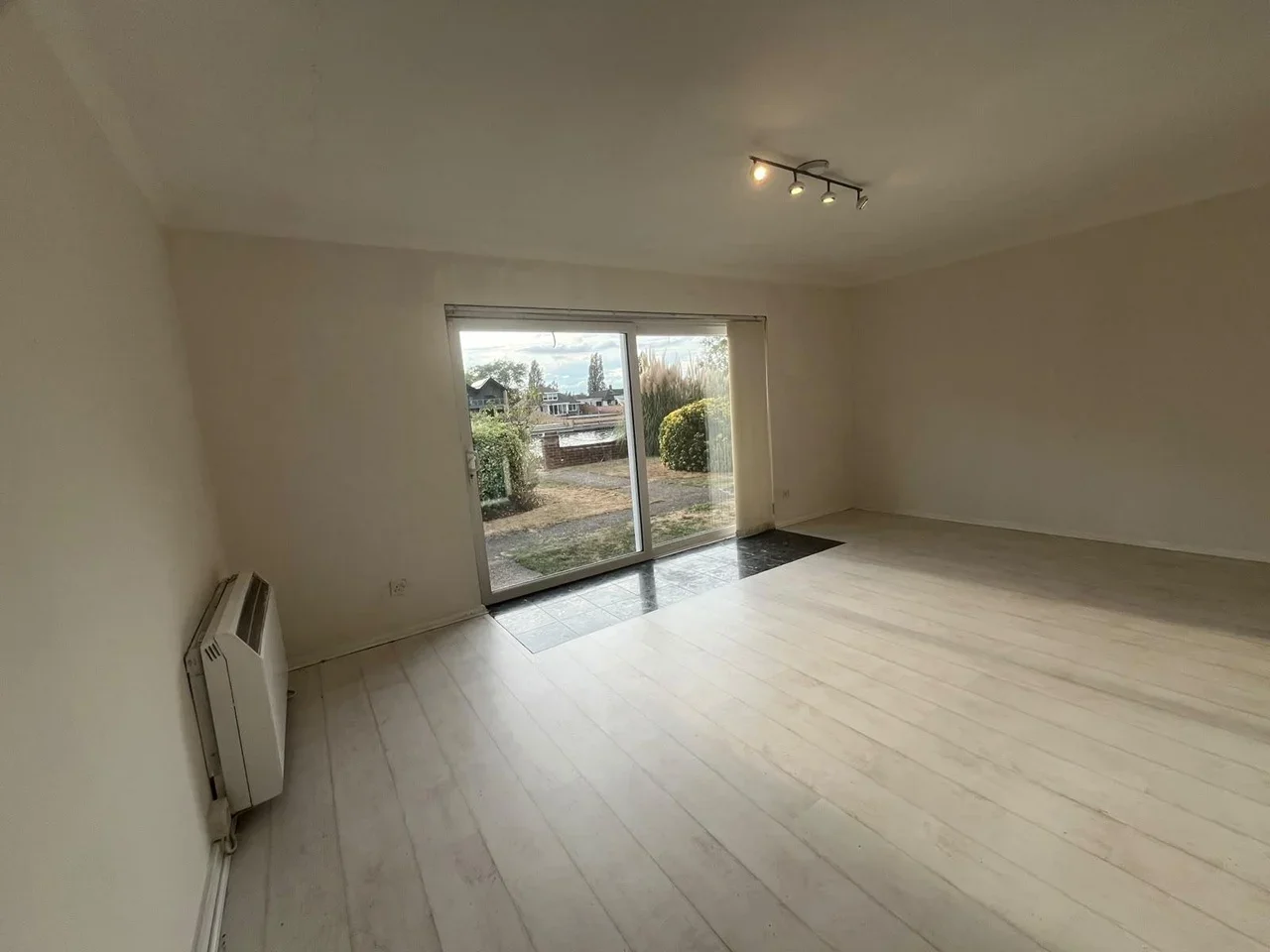 Flat Thames Side in Borough of Spelthorne