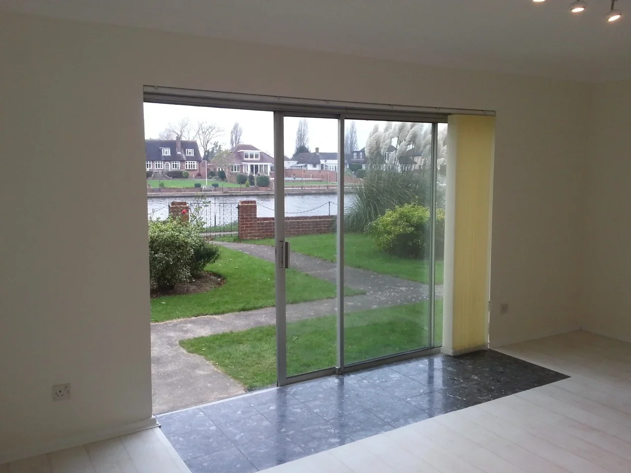 Flat Thames Side in Borough of Spelthorne