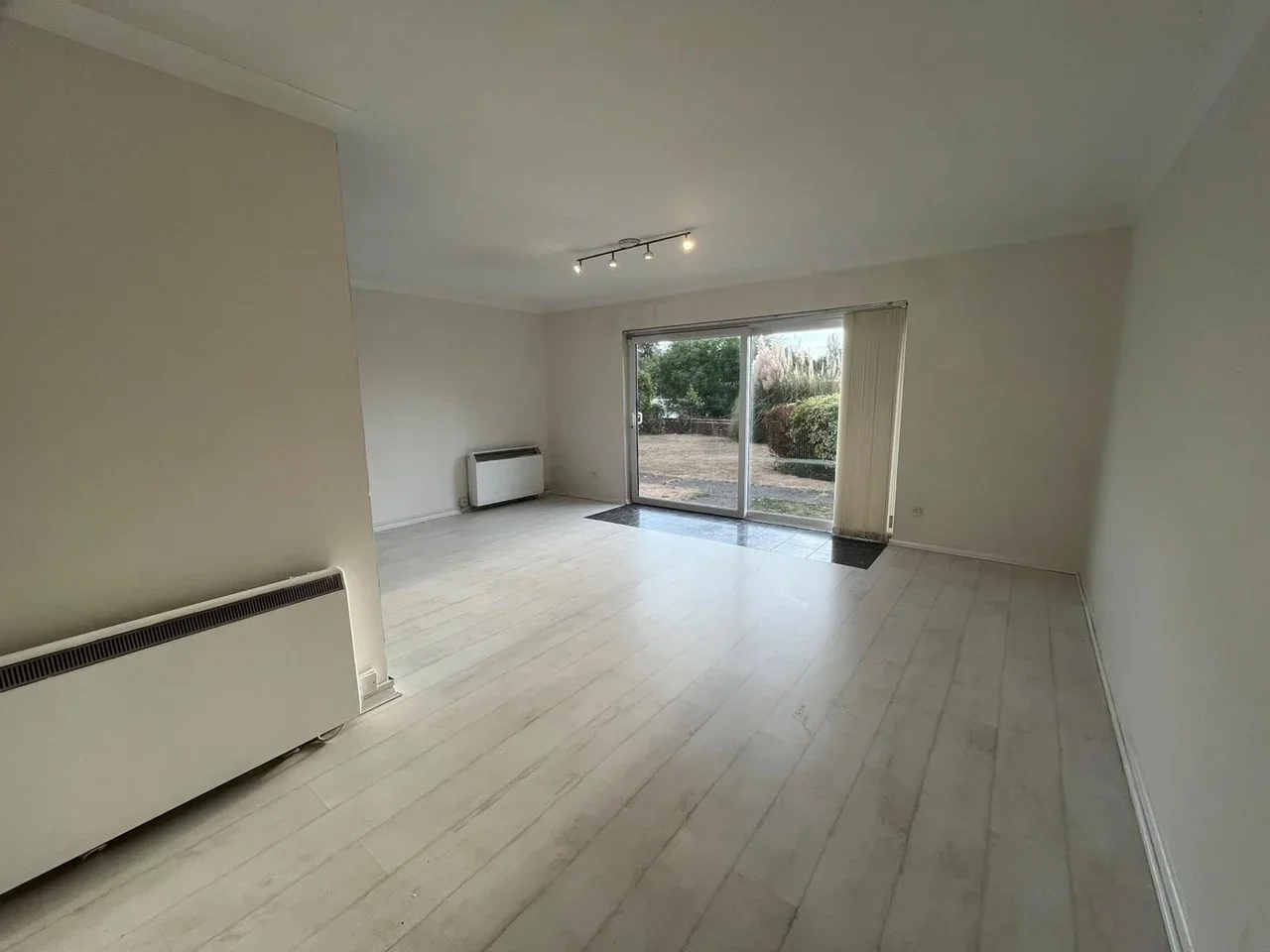 Flat Thames Side in Borough of Spelthorne