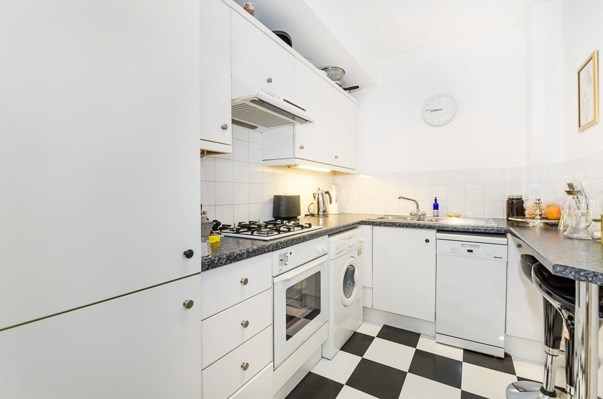 Flat Earl's Court Road in Greater London