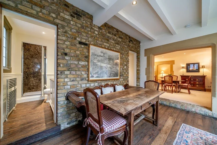 Flat Anhalt Road in Greater London