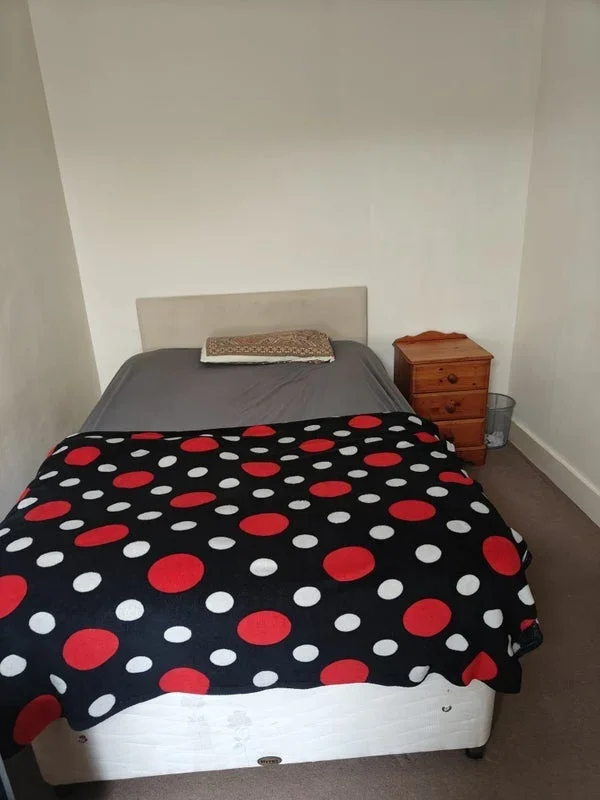 Room Belgrave Avenue in Watford
