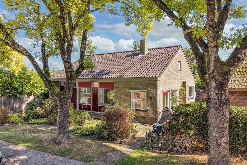 Huis Meester Döllestraat 1 in Bakhuizen