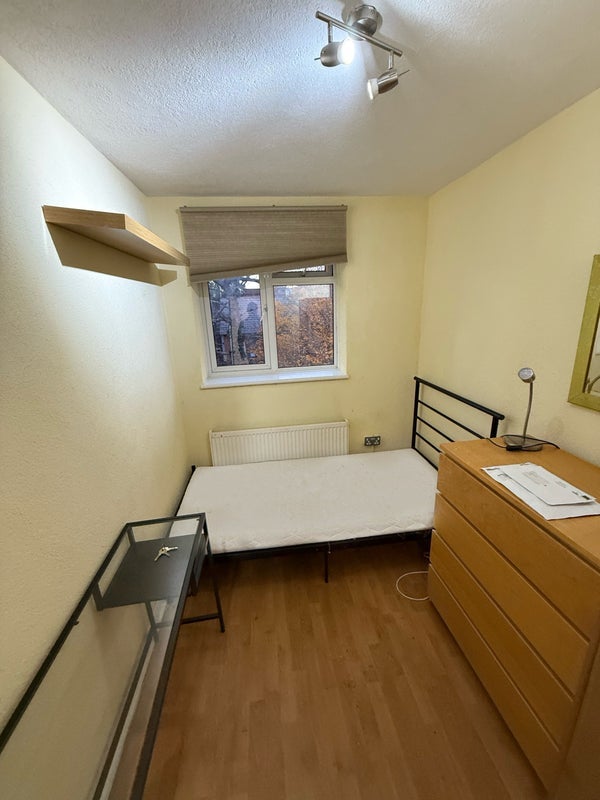 Room Smithwood Close in Greater London