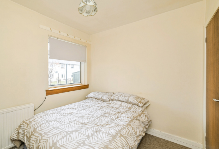 Flat Ochiltree Gardens in City of Edinburgh