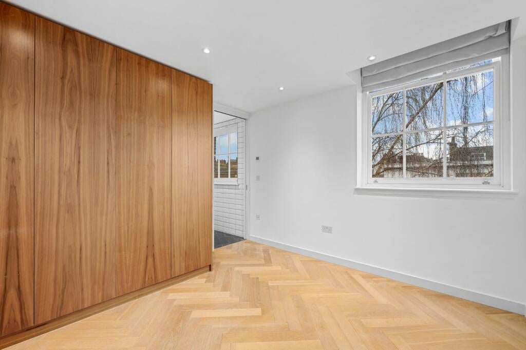 Flat Gloucester Avenue in Greater London
