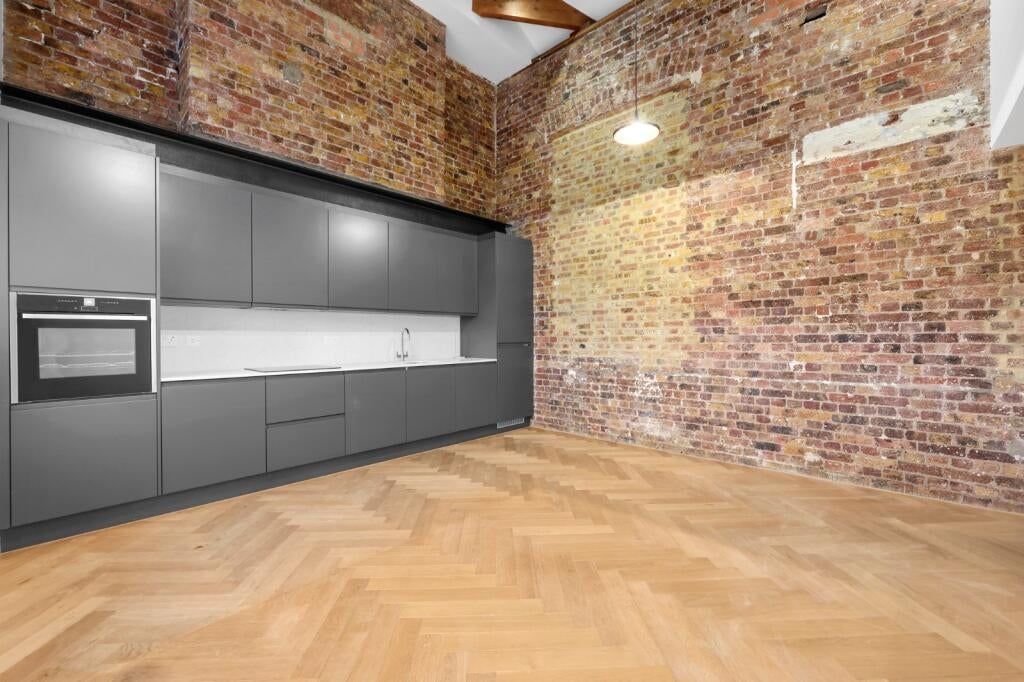 Flat Gloucester Avenue in Greater London
