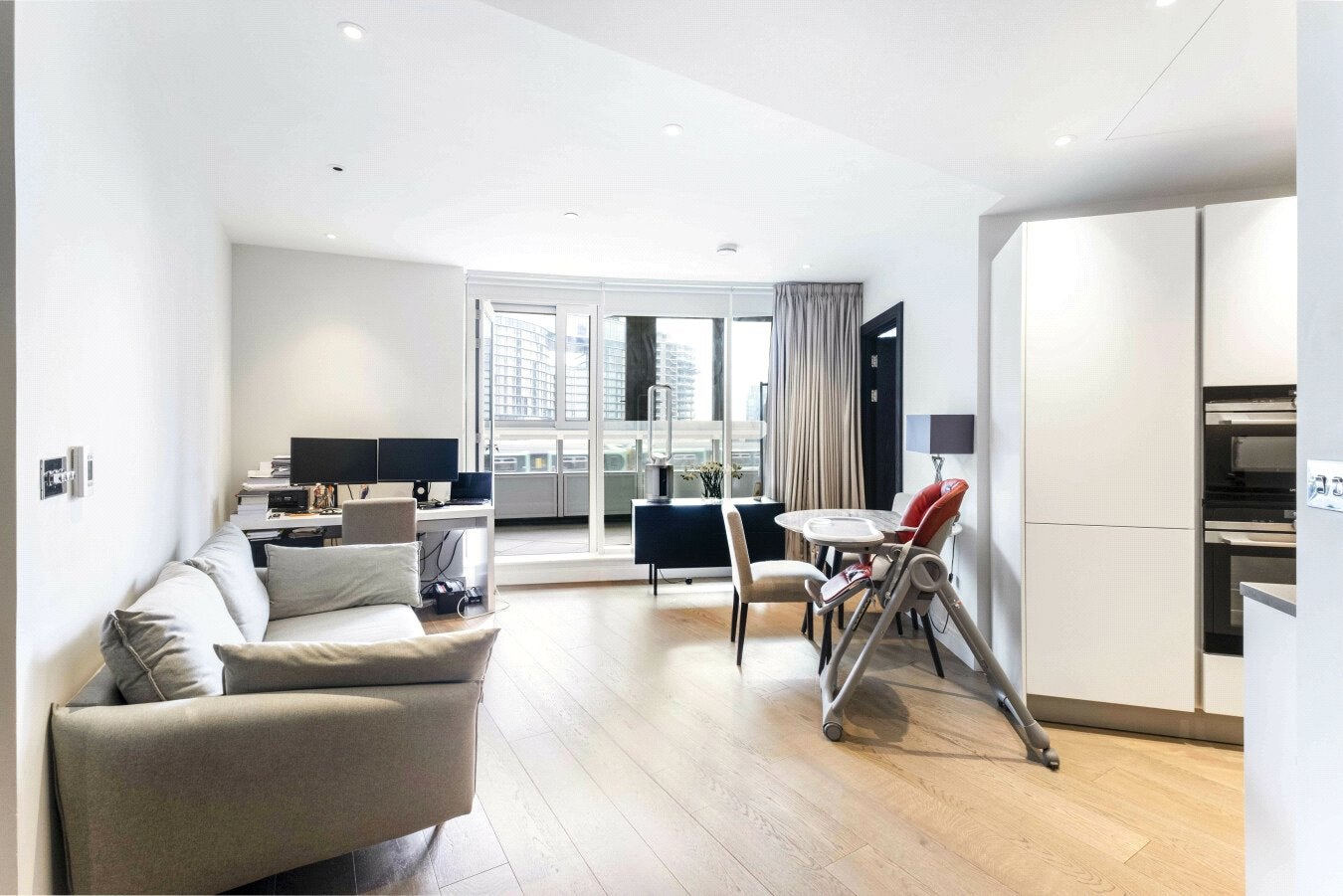 Flat Queenstown Road in Greater London