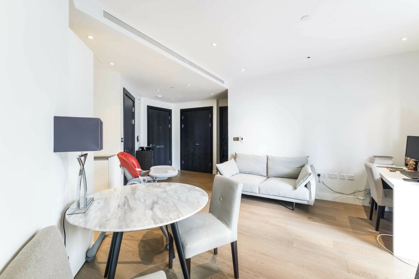 Flat Queenstown Road in Greater London