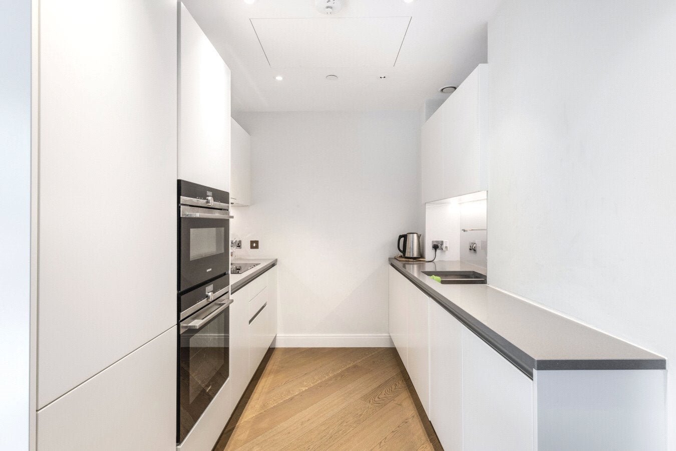 Flat Queenstown Road in Greater London