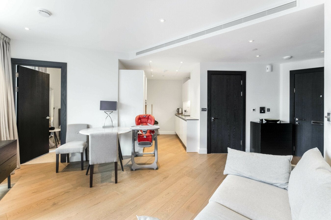 Flat Queenstown Road in Greater London
