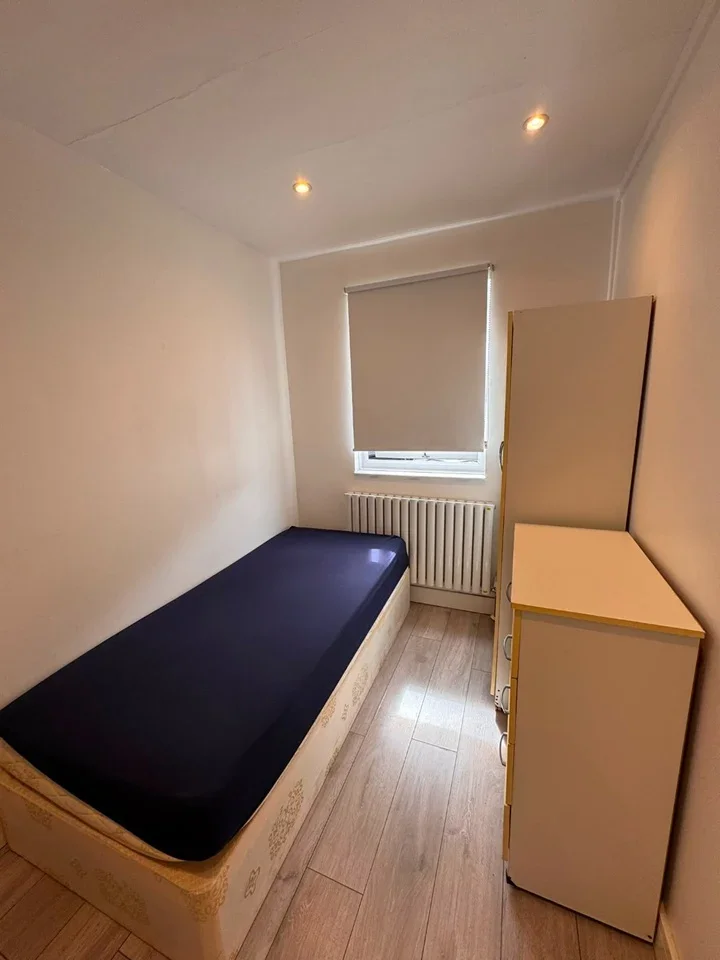 Room Brook Walk in Greater London