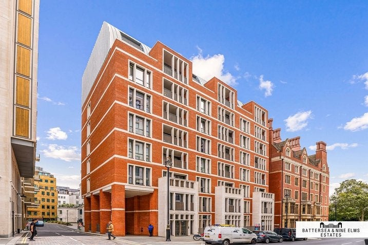 Flat Water Street in City of Westminster