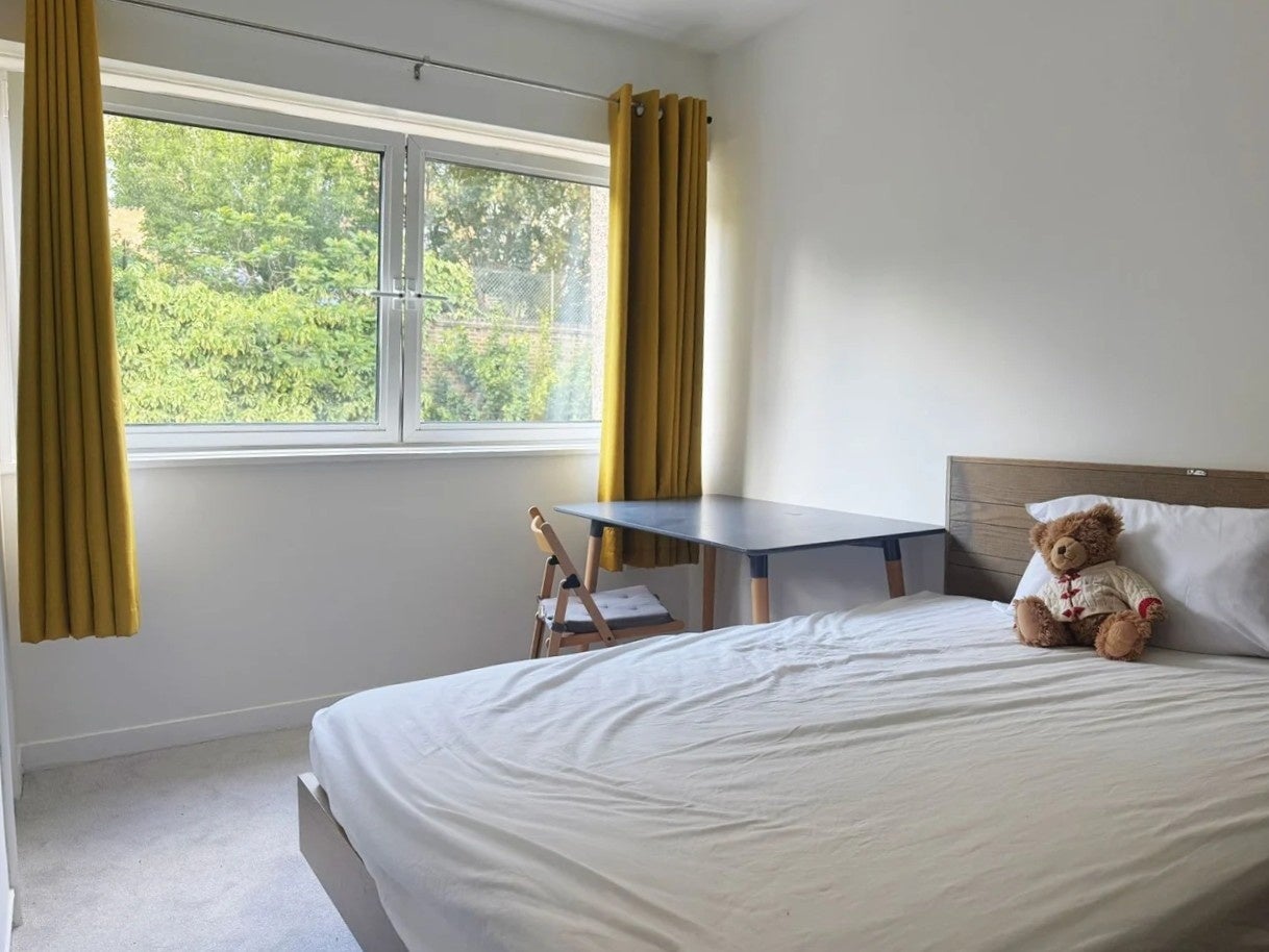 Flat Mellish Street in Greater London