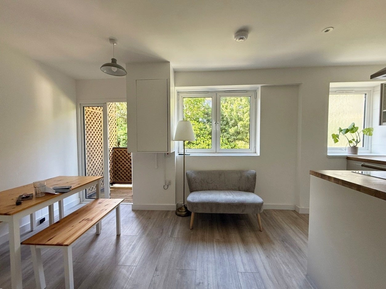 Flat Mellish Street in Greater London