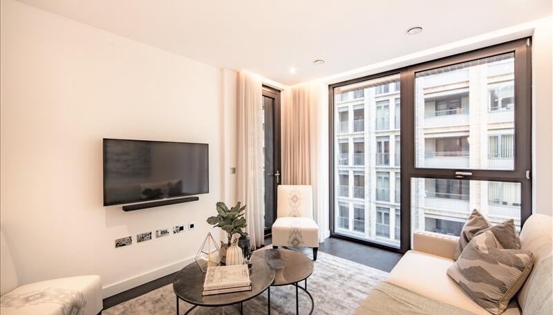 Flat Ponton Road in Greater London